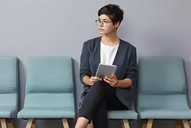 Femme dans une salle d\'attente